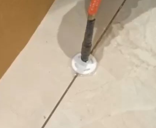 双清瓷砖空鼓维修公司专业解答瓷砖在铺贴过程中，如果没有涂抹均匀到位的粘结材料（如水泥砂浆或瓷砖胶），可能会导致以下问题