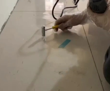 双清瓷砖开裂维修公司专业分享瓷砖在铺贴前如果没有沥干水分，将会导致以下问题